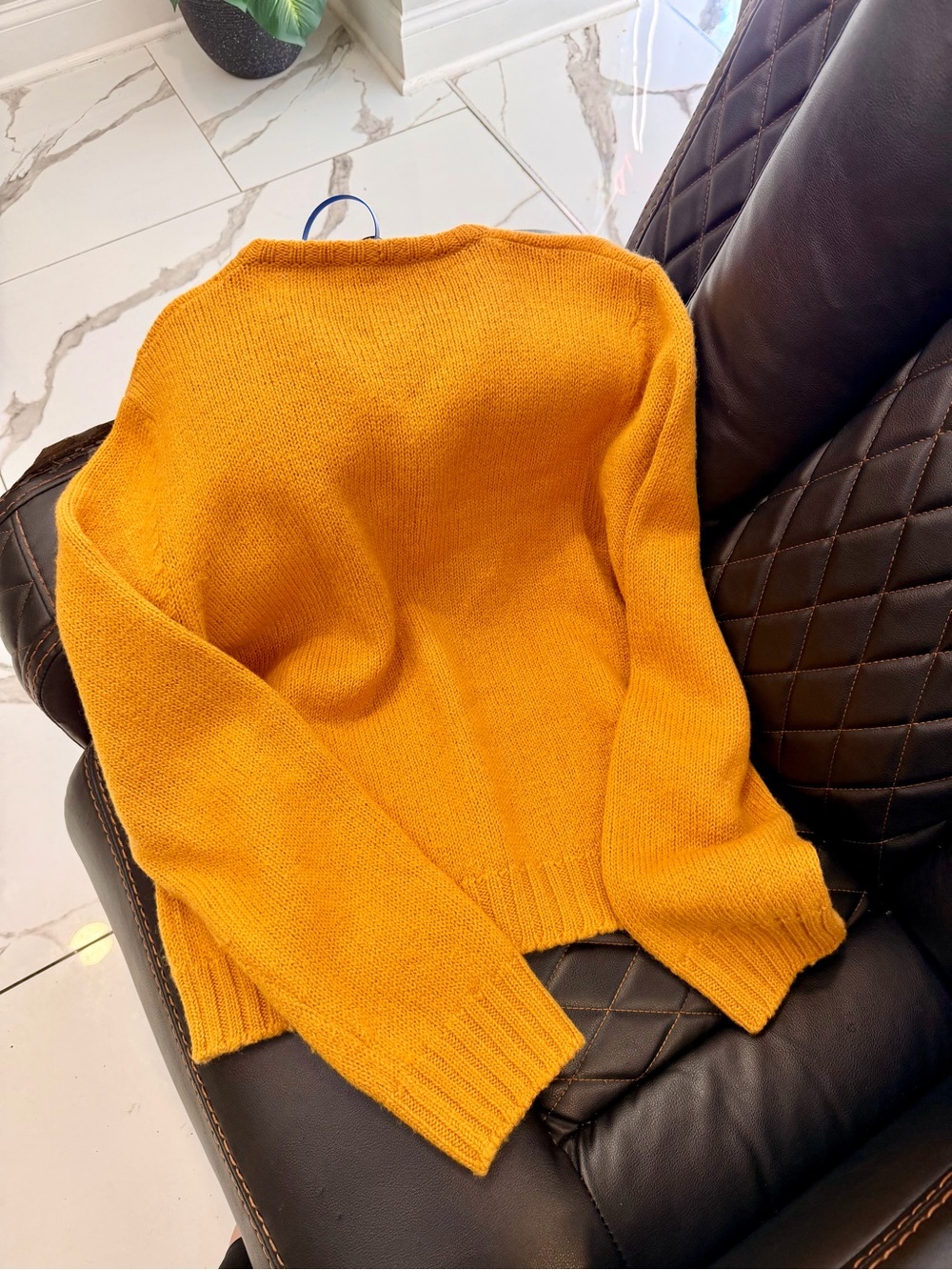 Auth Gucci Unisex V-Neck Sweater in Mustard Gold NWOT - Picture 3 of 4
